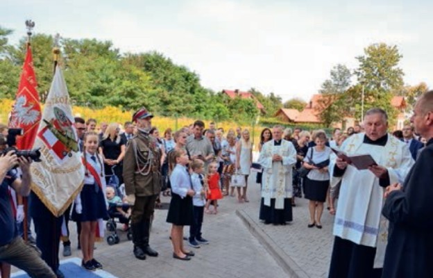 Historyczny moment poświęcenia
nowego budynku szkoły