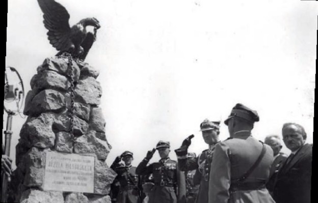 Uroczystości pod pomnikiem legionistów internowanych w Beniaminowie w 1931 r.