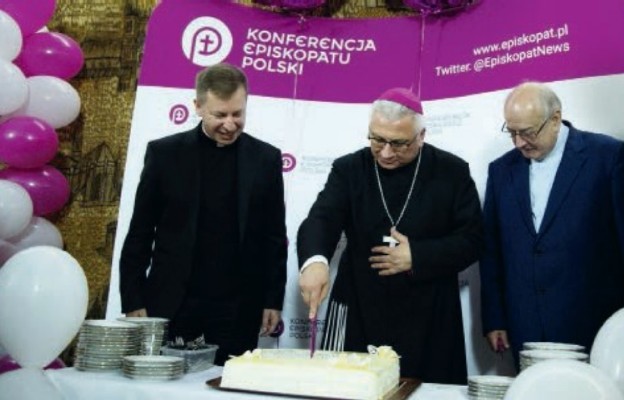 Urodzinowy tort został pokrojony przez sekretarza generalnego KEP
bp. Artura Mizińskiego, pierwszego rzecznika KEP ks. Adama Schulza SJ
i obecnego rzecznika ks. Pawła Rytel-Andrianika