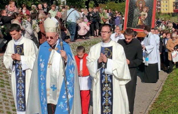 Procesja różańcowa z obrazem Matki Bożej Latyczowskiej w 2014 r.