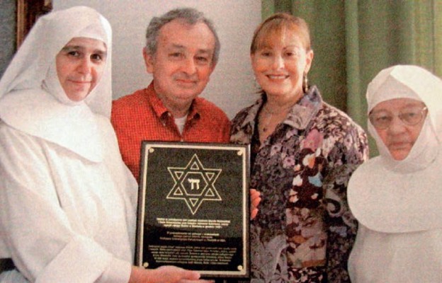 W 2001 r. jeden z Żydów uratowanych przez s. Martę, prof. Jerry Glickson (na zdjęciu razem z małżonką
Leslie), przekazał niepokalankom tablicę wdzięczności za ocalenie życia. Z lewej strony ówczesna przełożona generalna matka Nina od Zmartwychwstania Mic