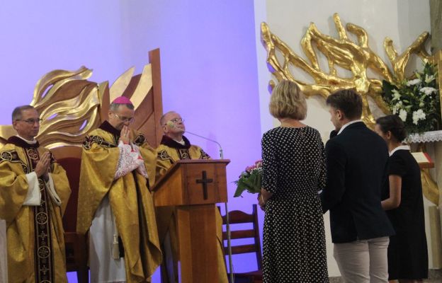 Członkowie Diecezjalnej Grupy Modlitewnej św. Ojca Pio dziękowali bp. Lityńskiemu za powołanie wspólnoty