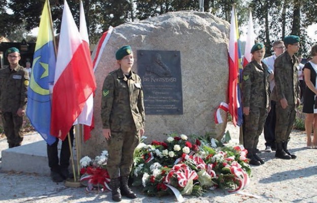 Strzelcy przy obelisku upamiętniającym ks. Radziszewskiego