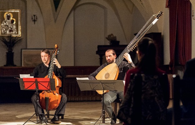 Zorganizowany przez InCanto
koncert słowackiego zespołu Le Nuove Musiche w auli u krakowskich  bernardynów. Mateusz Kowalski – viola da gamba i Jakub Mitrík – teorba