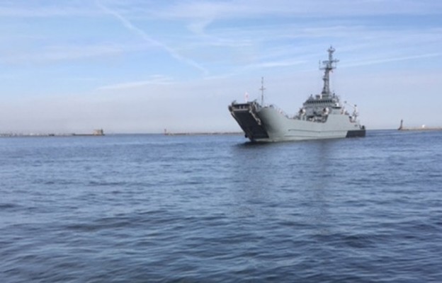 Wejścia do portu w Gdyni okrętu z trumnami