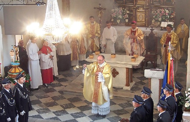 Obrzęd okadzenia ołtarza i wiernych