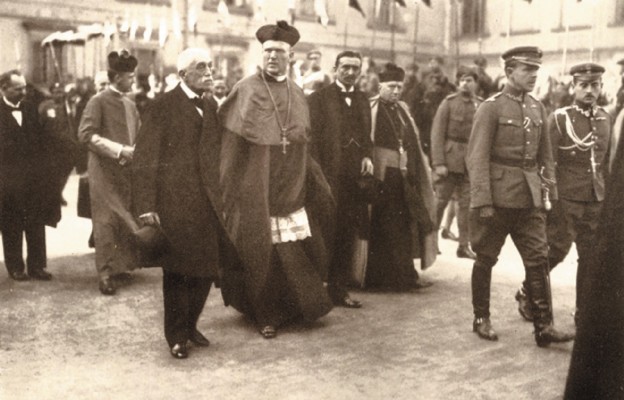 Październik 1917 r. Rada Regencyjna Królestwa Polskiego po złożeniu przysięgi w warszawskiej katedrze, w drodze na Zamek