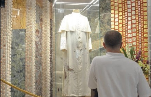 Trudno przejść obojętnie obok tego wymownego znaku
w sanktuarium św. Jana Pawła II – sutanna, którą miał Ojciec Święty
na sobie w dniu zamachu na jego życie – 13 maja 1981 r.