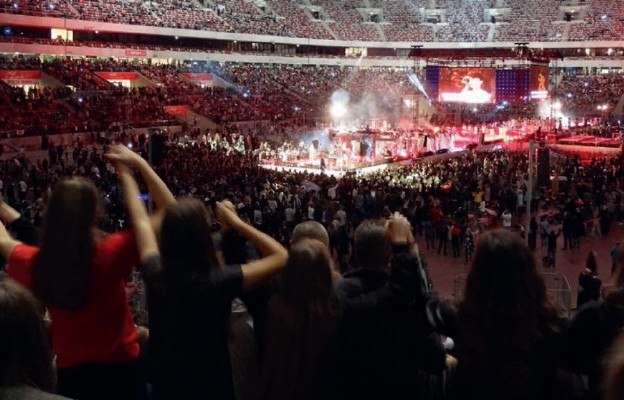 40i tysięcy młodych osób z całej Polski uwielbiało Boga na stadionie PGE Narodowym