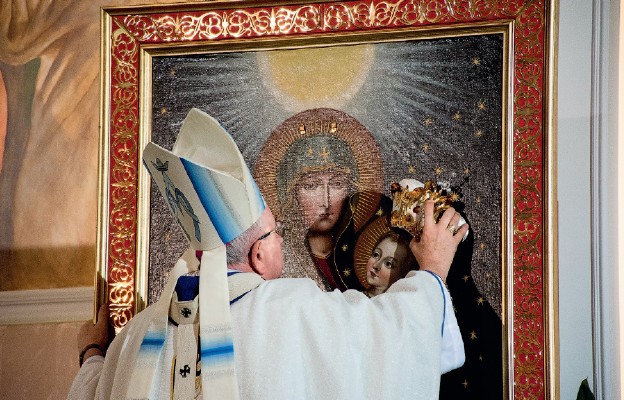 Złote korony na skronie Maryi i Jezusa nałożył abp Stanisław Budzik