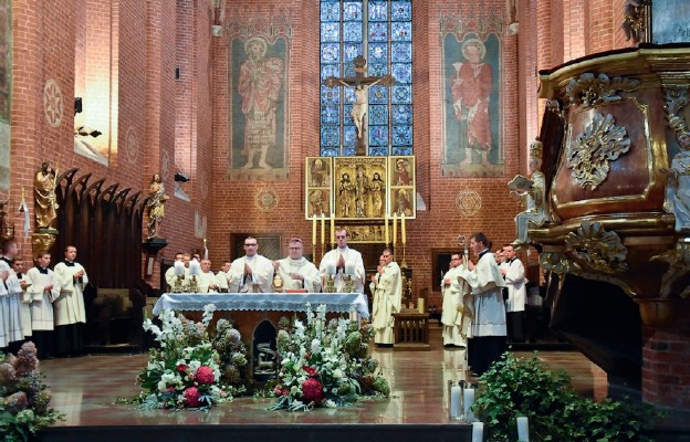 Okadzenie ołtarza przez bp. Wiesława Śmigla w rocznicę poświęcenia katedry