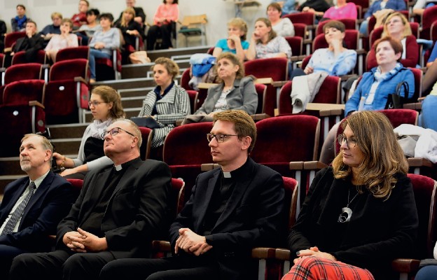 W spotkaniu wzięli udział nauczyciele, w tym katecheci, księża, opiekunowie Szkolnych Kół Caritas oraz kujawsko-pomorski kurator oświaty Marek Gawlik