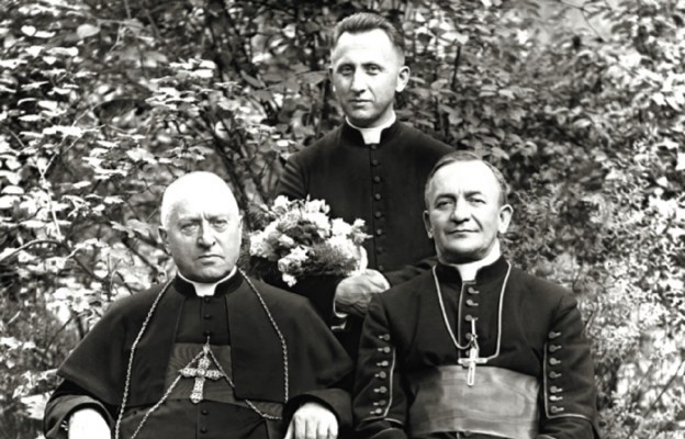 Od lewej: kard. August Hlond, ks. Antoni Baraniak i mianowany później przez prymasa administratorem apostolskim części diecezji wrocławskiej ks. Karol Milik, lipiec 1945 r.