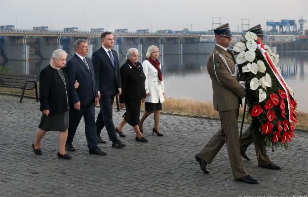 Rodzina ks. Jerzego Popiełuszki wraz z prezydentem Andrzejem Dudą składają wieniec  przed Krzyżem Pomnikiem ks. Jerzego Popiełuszki