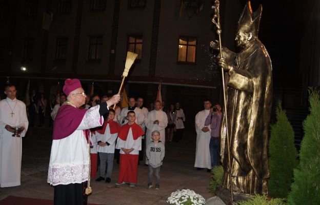 bp Paweł Socha poświęcił figurę Papieża Polaka
