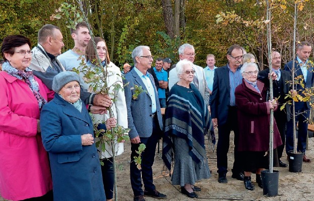 Rodziny bohaterów zasadziły pamiątkowe dęby