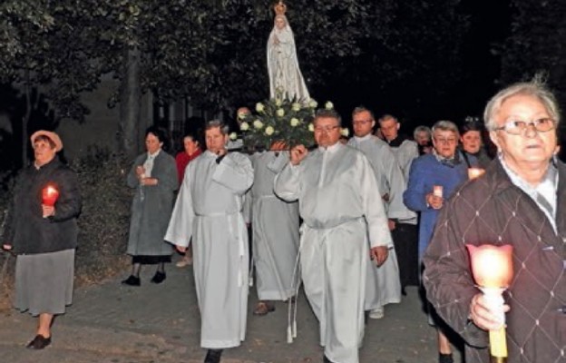 Procesja różańcowa ulicami osiedla