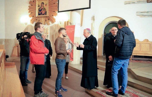 Uczestnicy ze skupieniem słuchali słów Arcybiskupa i mieli wiele
pytań