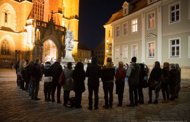Młodzież z Salezjańskiego Wolontariatu Misyjnego Młodzi Światu we Wrocławiu na placu przed katedrą.