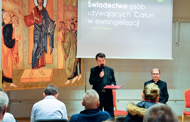 Przy mikrofonie ks. Krzysztof Sroka, który prowadzi rekolekcje w oparciu o relikwię, obrazującą najważniejsze wydarzenie w historii świata
