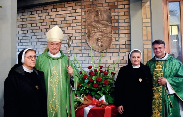 Bp Andrzej Suski i ks. Krzysztof Winiarski z siostrami bp. Jana Chrapka
przy tablicy pamiątkowej