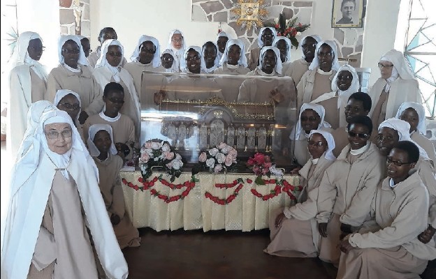 Karmelitanki przy relikwiach św. Teresy od Dzieciątka Jezus