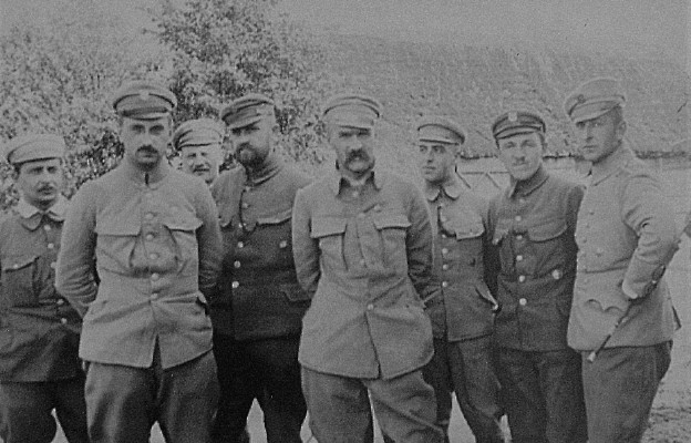 Józef Piłsudski wśród żołnierzy (zdjęcie z klasztoru Sióstr Niepokalanek w Jarosławiu)