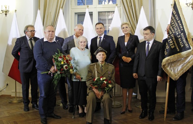 Kpt. Franciszek Jakowczyk w otoczeniu najblizszej rodziny i Pary Prezydenckiej podaczas Aktu Nadania Obywatelstwa RP