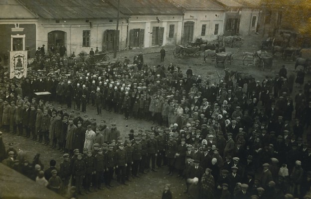 Na ziemi częstochowskiej rokrocznie 11 listopada świętowano odzyskanie wolności. Zdjęcie przedstawia kłobuckie obchody 10. rocznicy odzyskania niepodległości