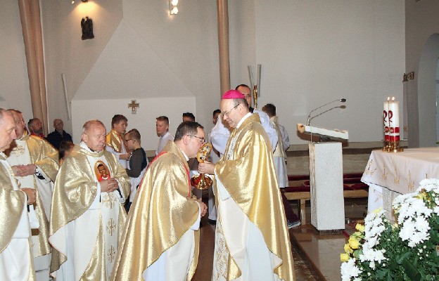 Ucałowanie relikwii św. Jana Pawła II