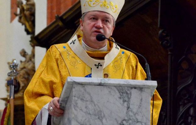 Abp Józef Kupny w kościele garnizonowym św. Elżbiety we Wrocławiu