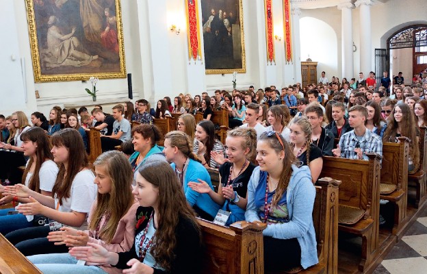 Gimnazjaliści klas trzecich podczas ubiegłorocznej pielgrzymki na Święty Krzyż