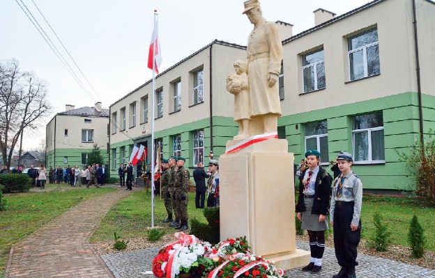 Przed budynkiem szkoły w Antoniowie stanął monumentalny pomnik gen. Kazimierza Sosnkowskiego