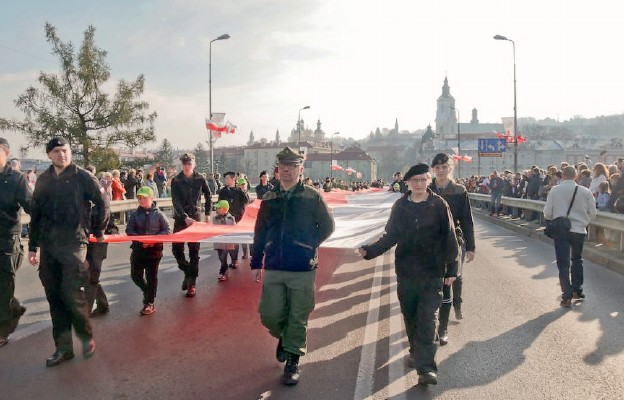 Marsz Niepodległości ulicami Przemyśla ze 100-metrową flagą państwową