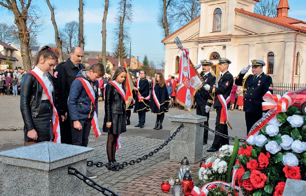 Złożenie kwiatów przed pomnikiem Józefa Piłsudskiego w Soli