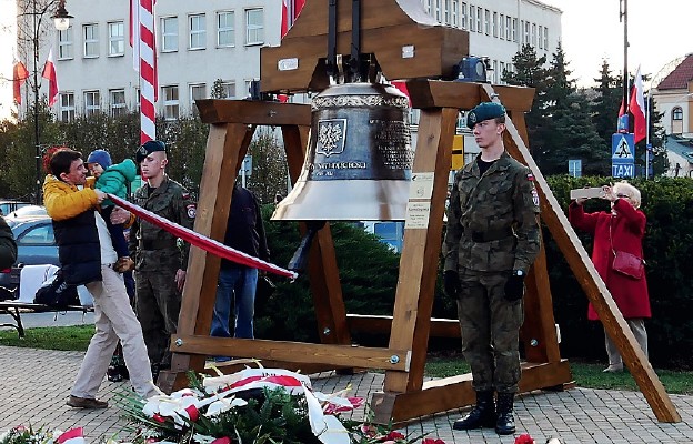 Dzwon Niepodległości został wykonany w pracowni ludwisarskiej Felczyńskich