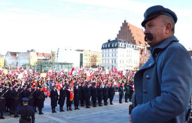 Józef Piłsudski witał kolejne jednostki wojskowe na placu