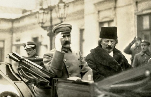 Józef Piłsudski z Ignacym Paderewskim w drodze do archikatedry na pierwszą sejmową Mszę św.