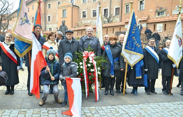 Krzyś i Michaś (na zdjęciu z flagami Polski) przyszli na święto Akcji
Katolickiej z tatą