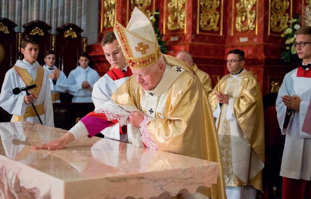 Konsekracji ołtarza w świątyni pw. Przemienienia Pańskiego w Brzozowie dokonał metropolita przemyski abp Adam Szal