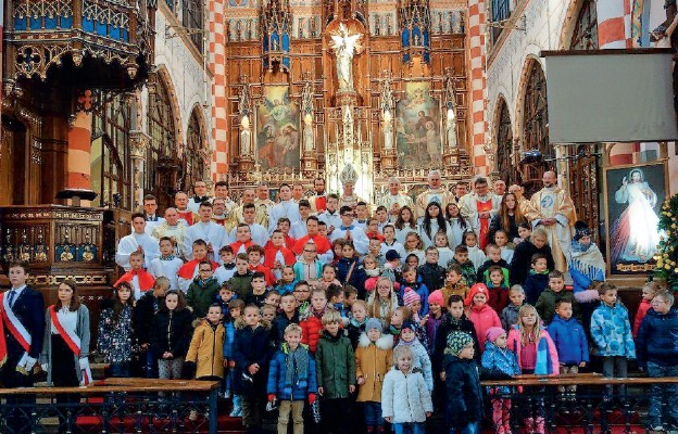 Pamiątkowe zdjęcie z abp. Adamem Szalem