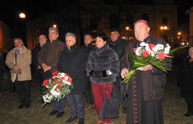 Przy chaczkarze - postumencie z krzyżem ormiańskim, upamiętniającym przyjaźń ormiańsko-polską, złożono wieńce. 