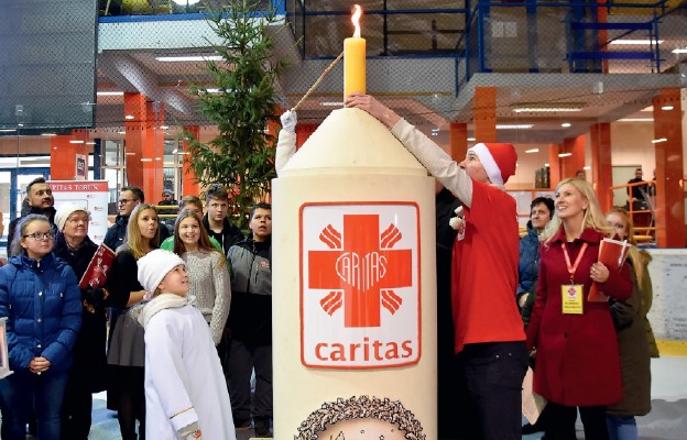 Płonie już wigilijna świeca Caritas