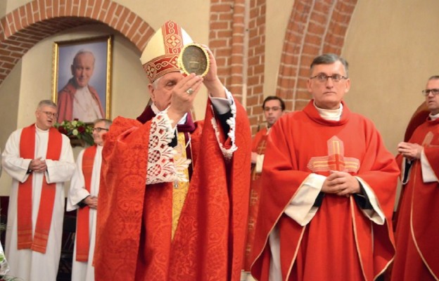 Wprowadzenia relikwii dokonał abp Andrzej Dzięga