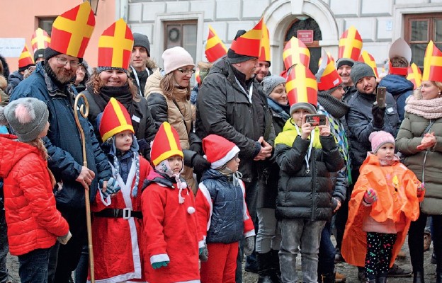 Ponad 700 osób nałożyło papierowe mitry