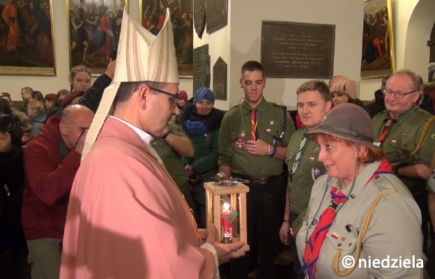 Przekazanie Betlejemskiego Światła Pokoju bp. Andrzejowi Przybylskiemu