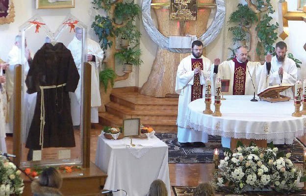Habit, rękawica i chusta zakrywająca ranę – relikwie św. Ojca Pio
w sanktuarium w Terliczce