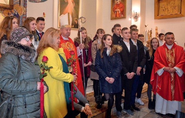 Po Mszy św. do kard. Dziwisza ustawiła się kolejka pragnących
mieć zdjęcie z najbliższym współpracownikiem Jana Pawła II
– tu ks. proboszcz, grupa bierzmowanych i przedstawiciele
ich wychowawców