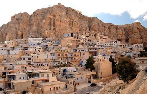 Malula, domy w skale. Nazwa wioski w języku aramejskim oznacza 