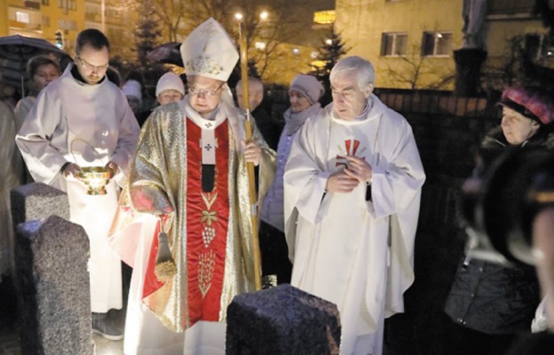 Przygotowaną przez parafian instalację poświęcił abp Grzegorz Ryś